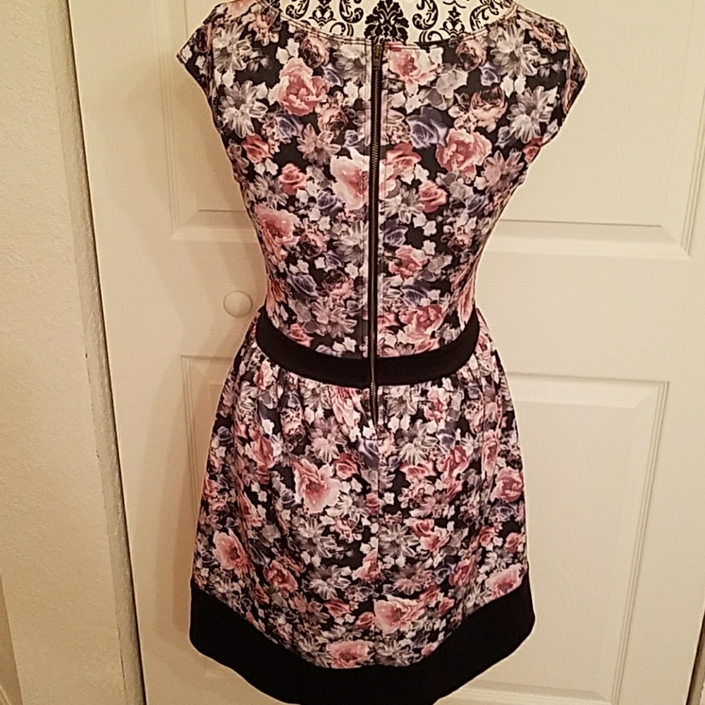Beautiful floral dress - Picture 4 of 8